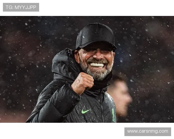 宽萨捧起欧青赛冠军奖杯！红军生涯完美谢幕(1)