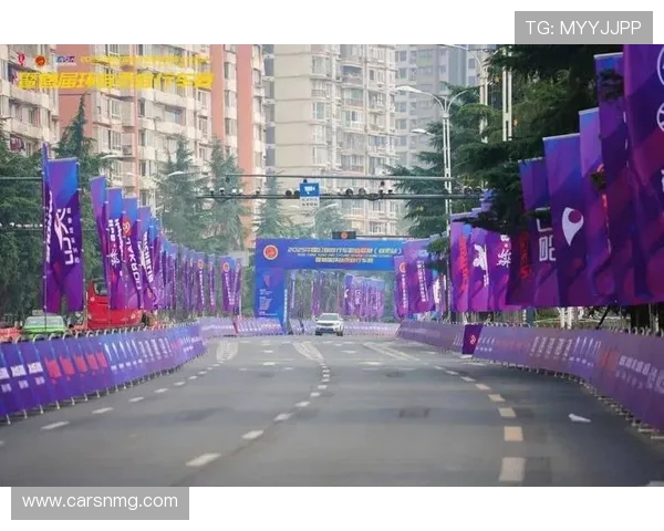 红衣漫雨夜,为城战川超!富顺球迷燃爆自贡主场 红衣漫雨夜,为城战川超!富顺球迷燃爆自贡主场